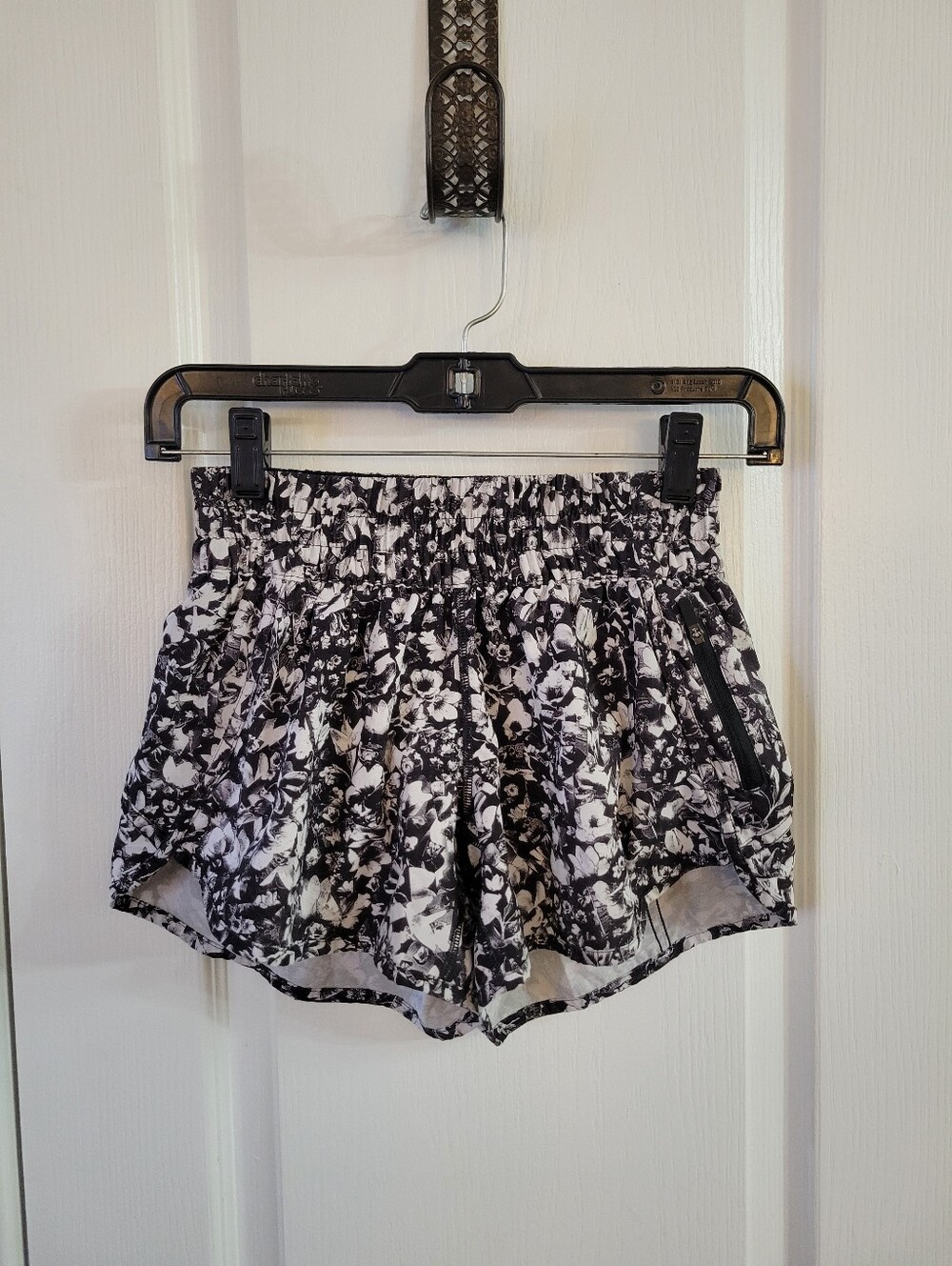 Lululemon Tracker Short V (4") Mash Up White Black Size 4 Lined